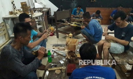 Warga binaan di Lapas Narkotika Cirebon membuat kursi rotan (Ilustrasi)