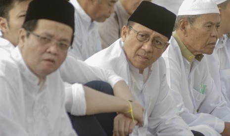 Warga binaan kasus korupsi Irman Gusman (kedua kanan) mendengarkan ceramah saat melasanakan shalat idulfitri 1440 Hijriah di Lapas Sukamiskin, Bandung, Jawa Barat, Rabu (5/6/2019).