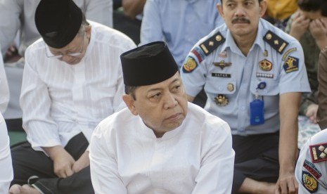 Warga binaan kasus korupsi Setya Novanto (tengah) mendengarkan ceramah saat melasanakan shalat idulfitri 1440 Hijriah di Lapas Sukamiskin, Bandung, Jawa Barat, Rabu (5/6/2019). 