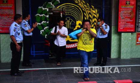 Warga binaan keluar dari rumah tahanan saat pembebasan saat Pengeluaran dan Pembebasan Narapidana dan Anak Melalui Asimilasi dan Integrasi oleh Kemenkumham di Rutan Klas IIB Kudus, Jawa Tengah, beberapa waktu lalu. (ilustrasi)