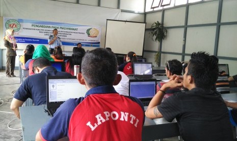 Warga binaan lapas kelas II A Pontianak mengikuti pelatihan desain grafis yang diberikan AMIK BSI Pontianak.   