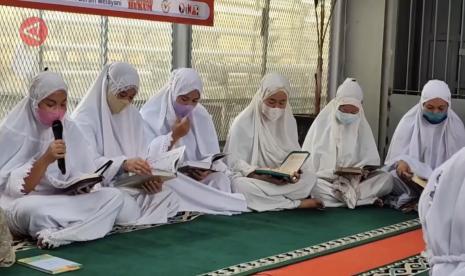 Warga binaan Lapas Perempuan Pangkalpinang antusias mengikuti tausiah serta berlomba-lomba mengaji sekaligus khatam Alquran.