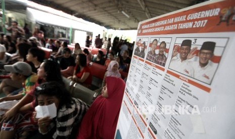 Warga binaan Lembaga Permasyarakatan mengatre untuk menggunakan hak pilihnya di TPS 95 Lembaga Permasyarakatan (Lapas) wanita Pondok Bambu, Jakarta, Rabu (15/2). 