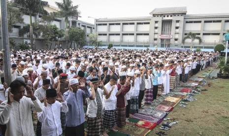 Warga binaan melaksanakan salat Idulfitri di halaman Rumah Tahanan Negara (rutan) Kelas 1 Cipinang, Jakarta, Jumat (15/6). Pada hari raya Idulfitri 1439 H, Rutan Cipinang memberikan remisi kepada 362 narapidana dari total 3.021 orang tahanan.