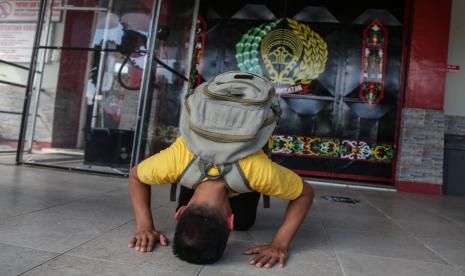 Warga binaan melakukan sujud syukur usai menerima surat remisi Kemerdekaan RI di Lapas Kelas IIA Palangkaraya, Kalimantan Tengah.