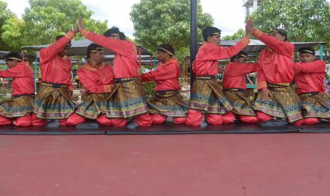 Warga binaan mengikuti pelatihan kesenian tradisional, Tari Saman Aceh, di Lembaga Permasyarakatan (Lapas) Kelas II-A, Banda Aceh, Aceh, Kamis (30/9/2021). Pelatihan Tari Saman Aceh itu salah satu program pemibinaan terhadap warga binaan yang memiliki bakat seni, sekaligus persiapan untuk lomba tari tradisional tingkat nasional pada jajaran Kemenkumham dan juga pelatihan perbengkelan, pertukangan dan keterampilan lainnya.