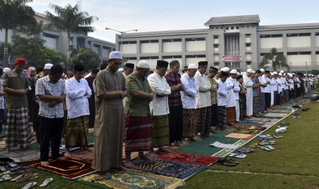 Warga binaan mengikuti salat Idul Fitri di Lapangan Rutan Cipinang, Jakarta, Ahad (25/6).