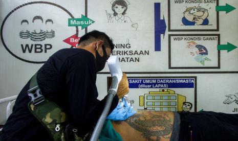 Warga binaan menjalani proses penghapusan tato menggunakan sinar laser di Lapas Kelas II A, Karawang, Jawa Barat, Rabu (10/11/2021). Kegiatan tersebut diikuti sebanyak 35 warga binaan dalam program pembinaan kepribadian warga binaan.