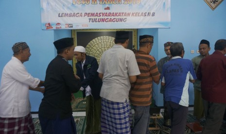 Warga binaan (narapidana dan tahanan) muslim bersalaman usai mengikuti kegiatan pengajian umum dalam rangkaian program Pesantren Ramadan di Lembaga Pemasyarakatan Klas IIB Tulungagung, Tulungagung, Jawa Timur, Kamis (9/5/2019). 