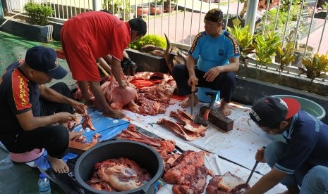 Warga binaan Rutan Balikpapan memotong dan mengelola daging hewan kurban yang disalurkan BMH.