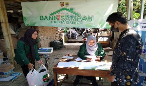 Warga bisa mengurus pembuatan SIM di Polresta Cirebon dengan hasil tabungan di bank sampah.