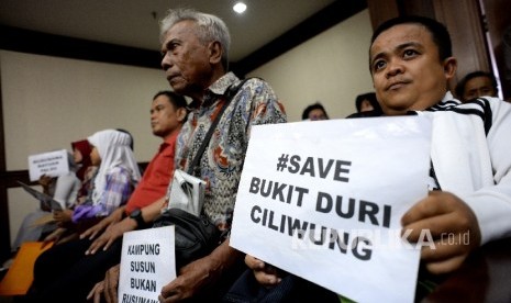  Warga Bukit Duri mengikuti sidang pembacaan putusan Gugatan Warga atas gusuran paksa Normalisasi kali Ciliwung di Pengadilan Negeri Jakarta Pusat, Rabu (25/10).