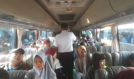 Warga Cimahi peserta mudik gratis menaiki bus. Total ada 15 bus yang disiapkan untuk mudik gratis di halaman Pemkot Cimahi tujuan Semarang dan Solo, Sabtu (1/6).