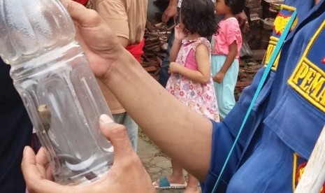 Warga Citayam kembali menangkap sejumlah anak kobra, di perumahan Royal Citayam Residence, Desa Susukan, Bojong Gede, Kabupaten Bogor, Ahad (8/12). 