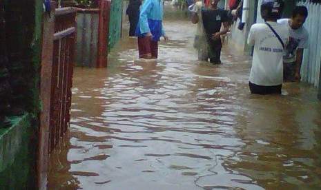 Warga condet menjaring ikan saat banjir