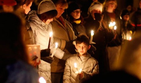 Warga Connecticut berkabung dan memberi penghormatan kepada korban tewas dalam insiden penembakan di sekolah Sandy Hook.