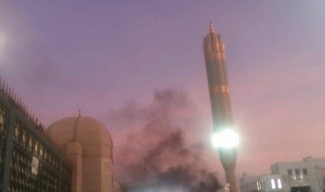 Kepulan asap hitam usai terjadi ledakan bom di luar lingkungan kompleks Masjid Nabawi, Madinah, Senin (4/7). 