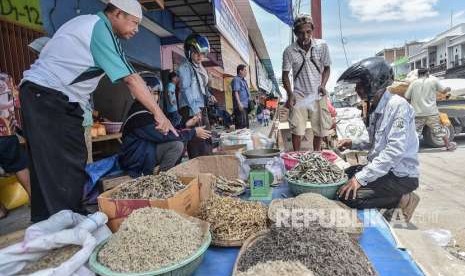 Trading activity begins at Manonda Market, Palu, Central Sulawesi, Thursday (Oct 4).