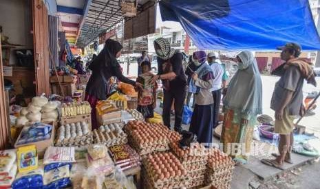 Trading activity begins at Manonda Market, Palu, Central Sulawesi, Thursday (Oct 4).