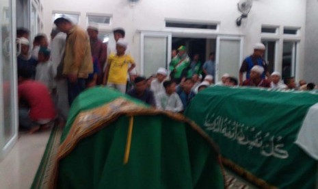 Warga dan pengendara Gojek yang bersiap melakukan shalat jenazah, memadati rumah duka Gunawan --pengendara Gojek yang meninggal ditabrak Kopaja-- di Kalibata Pulo, Jakarta Selatan, Rabu (16/9).