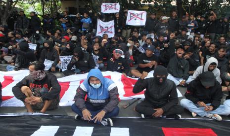 Warga dan suporter Arema FC (Aremania) berunjuk rasa di depan kantor Kejaksaan Negeri Malang, Jawa Timur, Senin (31/10/2022). Selain menuntut pihak Kejaksaan Tinggi Jawa Timur menolak pelimpahan berkas perkara tragedi Kanjuruhan dari Kepolisian yang dinilai penuh kejanggalan, mereka juga meminta aparat penegak hukum terus mengadakan pengembangan penyelidikan dan tidak selesai dengan enam tersangka saja.