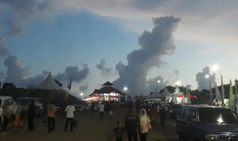 Warga dan wisatawan menghadiri Festival Pesona Bau Nyale di KEK Mandalika.