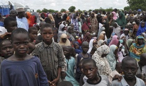 Warga dari Bama meninggalkan rumah mereka untuk mengungsi di sebuah sekolah di Maiduguri, Nigeria. Mereka menyelamatkan diri dari Boko Haram. 