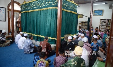 Warga dari berbagai daerah berziarah saat mengunjungi Masjid Luar Batang, Jakarta Utara.  (Republika/Yasin Habibi)