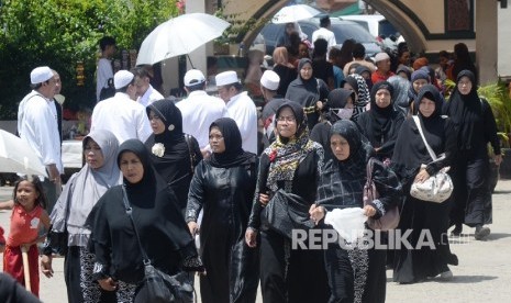 Warga dari berbagai daerah berziarah saat mengunjungi Masjid Luar Batang, Jakarta Utara.  (Republika/Yasin Habibi)