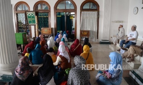 Warga dari berbagai daerah berziarah saat mengunjungi Masjid Luar Batang, Jakarta Utara.  (Republika/Yasin Habibi)