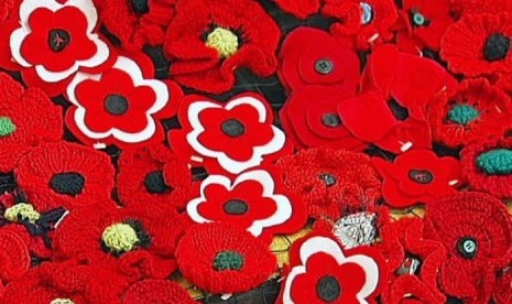 Warga dari berbagai kawasan di Australia membuat bunga poppy rajutan, kain felt dan kertas untuk proyek memeriahkan Hari Anzac di Melbourne. 