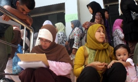 Warga dari berbagai lulusan Perguruan Tinggi menyiapkan berkas untuk mendaftar sebagai calon pegawai negeri sipil (CPNS) 