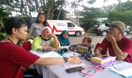 Warga dari Kecamatan Daan Mogot Jakarta Barat mendatangi posko kesehatan Siloam Peduli Banjir Jabodetabek 2020.