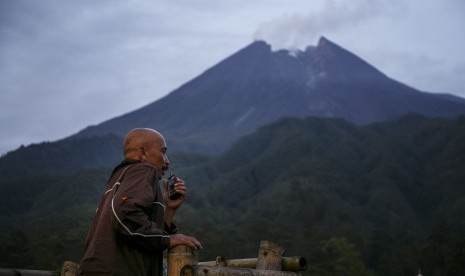 Warga dari komunitas siaga Merapi menggunakan alat radio komunikasi memantau puncak Gunung Merapi dari pos pantau Klangon, Cangkringan, Sleman, DI Yogyakarta, Selasa (19/2/2019).