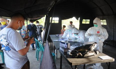 Warga dari luar daerah antre untuk menjalani tes cepat antigen di Pos Penyekatan Desa Larangan Tokol, Pamekasan, Jawa Timur, Selasa (8/6/2021). Pemkab Pamekasan memberlakukan penyekatan dan tes cepat antigen bagi pendatang yang akan masuk ke kabupaten itu, menyusul terjadinya lonjakan kasus COVID-19 di Bangkalan dalam dua pekan terakhir.