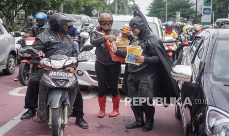 Warga Padang diharap tak panik menghadapi kasus corona.. Foto ilustrasi: Warga dengan mengenakan kostum tokoh superhero melakukan aksi sosialisasi pencegahan virus corona dan mambagikan jamu kepada pengguna jalan di Solo Baru, Sukoharjo, Jawa Tengah, Rabu (4/3/2020).