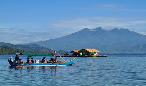 Warga dengan menggunakan perahu motor membawa barang dagangan menuju ke sejumlah pulau yang ada di Kepulauan Pahawang, Pesawaran, Lampung.