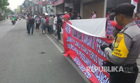 Warga Depok melakukan aksi demo turun ke jalan menolak dan meminta dibatalkannya Sistem Satu Arah (SSA) di Jalan Arif Rahman Hakim (ARH), Rabu (30/8).