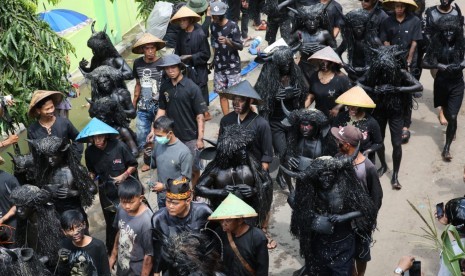 Warga Desa Alasmalang, Kecamatan Singojuruh Banyuwangi menggelar tradisi adat Kebo-keboan pada Ahad (15/9).