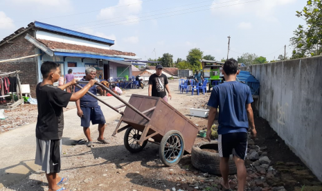 Warga Desa Berdaya Sangkrah bekerjasama dengan relawan Rumah Zakat Action beraksi menanam sebanyak 300 bibit pohon penghijauan.