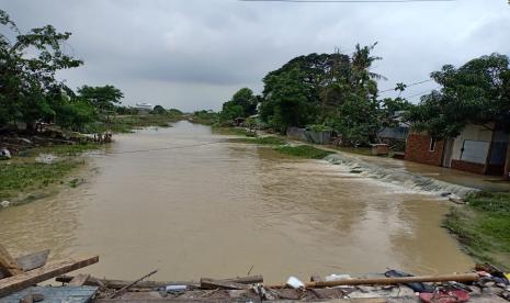 Banjir masih melanda Desa Bojongsari Kecamatan Kedungwaringin, Kabupaten Bekasi, akibat jebolnya tanggul Sungai Citarum.