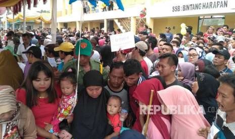 Warga Desa Cibarusahkota padati Tempat Pemungutan Suara (TPS) dalam Pemilihan Kepala Desa (Pilkades), Desa Cibarusahkota, Kecamatan Cibarusah, Kabupaten Bekasi, Ahad (26/8). 