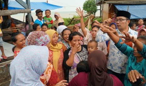 Warga Desa Dadap, Kecamatan Juntinyuat, Kabupaten Indramayu antusias berswafoto bersama Cagub Jabar Ridwan Kamil, Selasa (24/4).