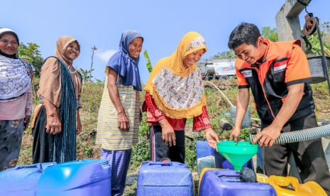 Warga desa di perbukitan Gunungkidul mendapat bantuan air bersih dari Rumah Zakat.