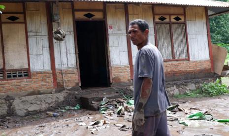 Residents of Dulipali Village, Ile Bura District, East Flores, NTT clean their homes that were hit by lava floods on Tuesday (16/1/2024).