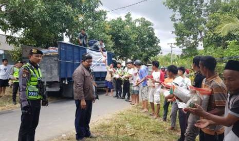 Warga Desa Genggelang, Kecamatan Gangga, Kabupaten Lombok Utara bergotong royong menyalurkan bantuan CSR Perum Bulog berupa pembagian sembako. Bantuan ini merupakan salah satu bentuk program Bulog Peduli Bencana Gempa Lombok.