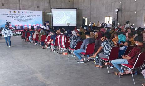 Warga Desa Kandangan, Kecamatan Bawen, Kabupaten Semarang, Jawa Tengah sedang menunggu proses pelepasan ha katas tanah dan pembayaran ganti kerugian dalam pengadaan tanah proyek jalan tol Yogyakarta- Bawen, di balai desa Kandangan, Senin (12/12).