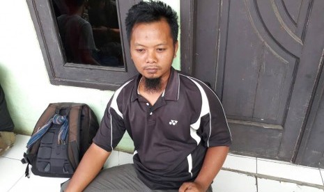 Warga Desa/Kecamatan Kebonpedes Kabupaten Sukabumi, Wiryawan Indra Wijaya (36 tahun) yang diisukan sebagai pelaku bom di Kampung Melayu, Jakarta memberikan keterangan di rumahnya Kamis (25/5).