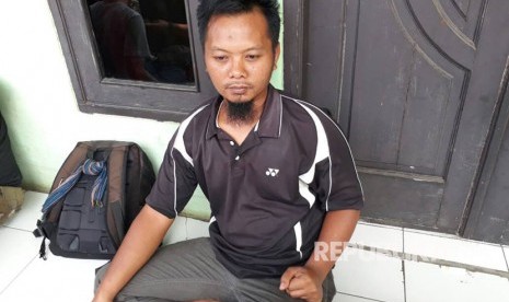 Warga Desa/Kecamatan Kebonpedes Kabupaten Sukabumi, Wiryawan Indra Wijaya (36 tahun) yang diisukan sebagai pelaku bom di Kampung Melayu, Jakarta memberikan keterangan di rumahnya Kamis (25/5). Ia mengaku terkejut karena diisukan sebagai pelaku bom bunuh diri di Jakarta