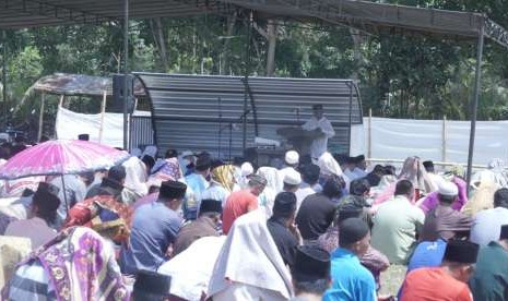 Warga Desa Lingsar, Kabupaten Lombok Barat menggelar shalat Jumat di lapangan karena trauma gempa.